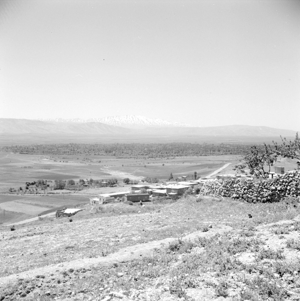 Zicht op een dorp in de Beka vallei van Libanon De berg Hermon aan de horizon, Bestanddeelnr 255-6166