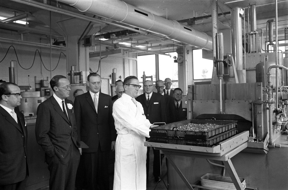 Zijne Koninklijke Hoogheid prins Bernhard bezoekt IBM te Amsterdam, Bestanddeelnr 914-2937