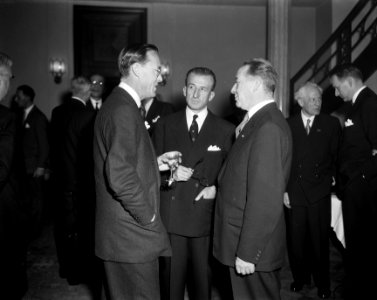 Zijne Koninklijke Hoodheid Prins Bernhard bij lunch Fraterinte Mondiale Grote , Bestanddeelnr 908-1488
