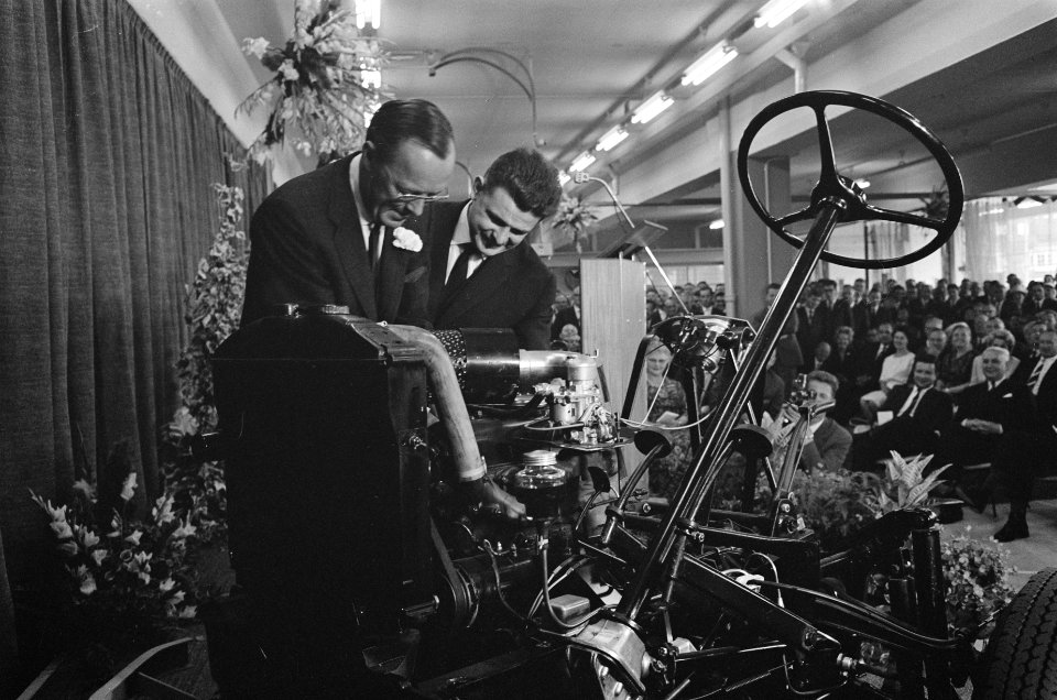 Zijne Koninklijke Hoogheid prins Bernhard , gebouw van Citroen geopend, rechts A, Bestanddeelnr 914-2931