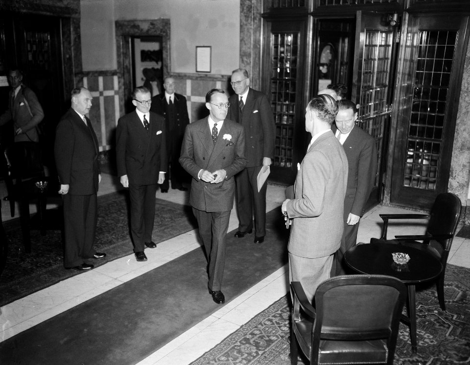 Zijne Koninklijke Hoodheid Prins Bernhard bij lunch Fraterinte Mondiale Grote , Bestanddeelnr 908-1489