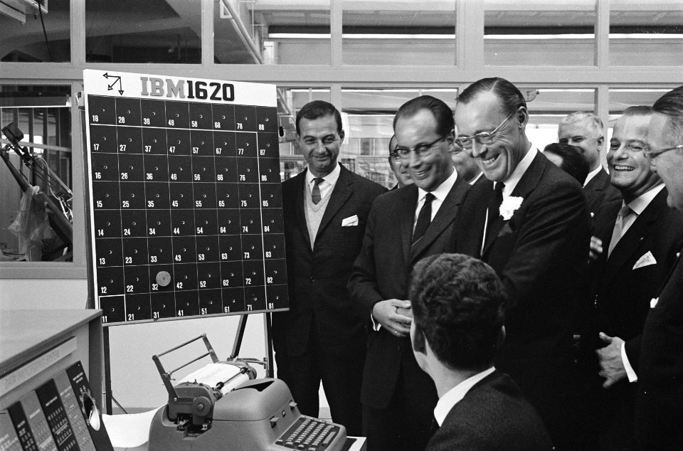 Zijne Koninklijke Hoogheid prins Bernhard bezoekt IBM te Amsterdam, de prins aan, Bestanddeelnr 914-2936