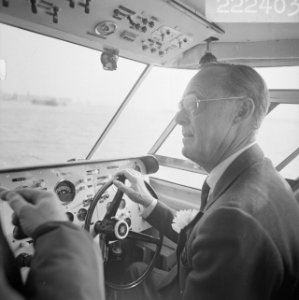 Zijne Koninklijke Hoogheid Prins Bernhard maakt een proeftocht met het nieuwe S, Bestanddeelnr 922-2403