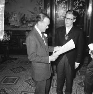 Zijne Koninklijke Hoogheid prins Bernhard bul overhandigt behorende bij ere-pres, Bestanddeelnr 918-6718