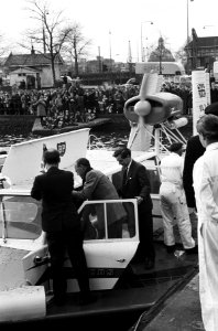 Zijne Koninklijke Hoogheid Prins Bernhard demonstratie bijgewoond, de Hovercraft, Bestanddeelnr 915-0538