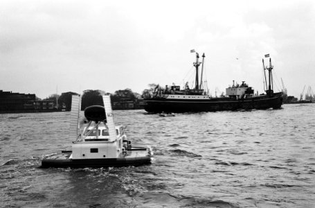 Zijne Koninklijke Hoogheid Prins Bernhard demonstratie bijgewoond, de Hovercraft, Bestanddeelnr 915-0535