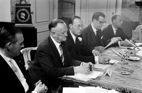 Zijne Koninklijke Hoogheid prins Bernhard als voorzitter Nationaal thuisfront Ni, Bestanddeelnr 914-1584