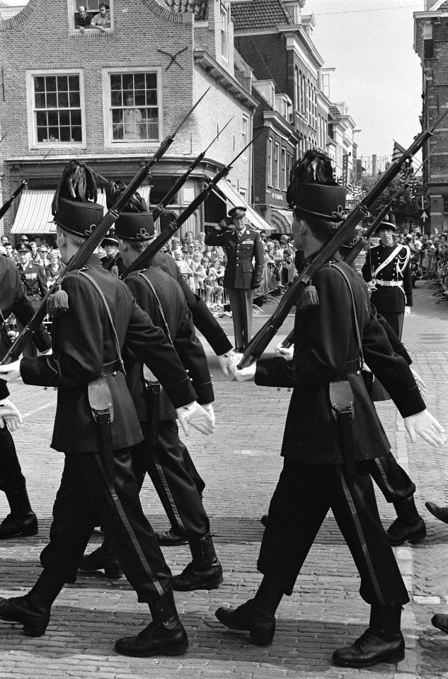 Zijne Koninklijke Hoogheid prins Bernhard defile afgenomen van de studenten weer, Bestanddeelnr 915-3270