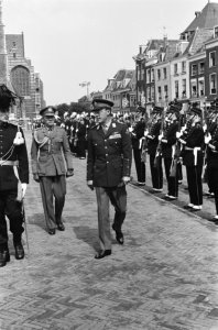Zijne Koninklijke Hoogheid prins Bernhard defile afgenomen van de studenten weer, Bestanddeelnr 915-3271