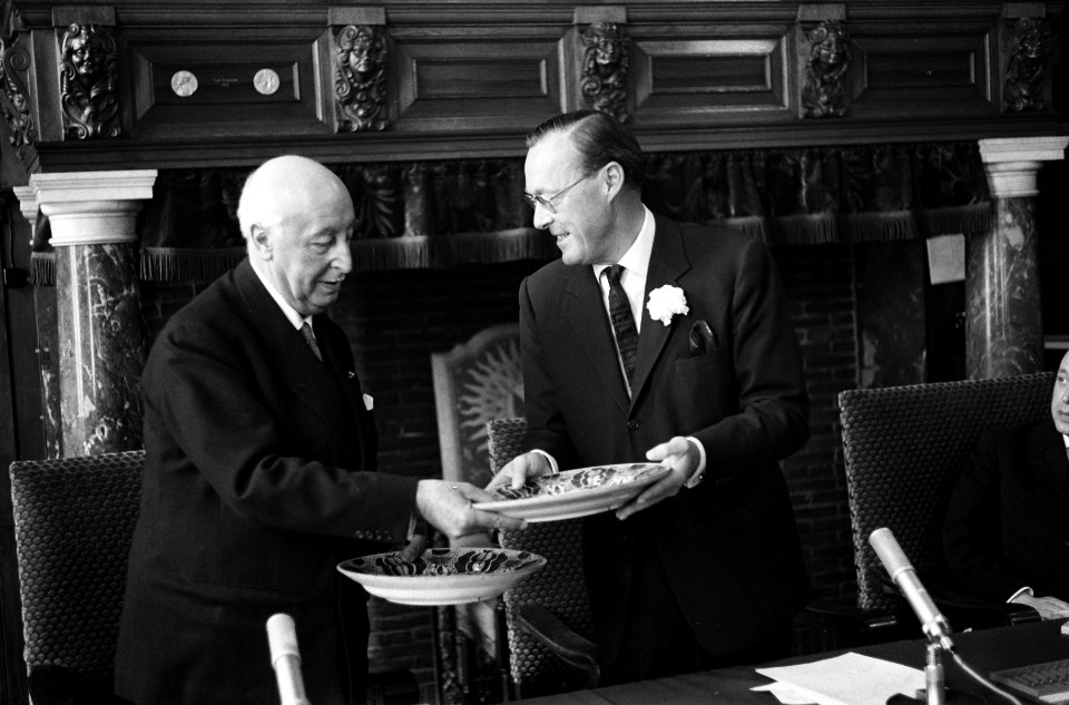 Zijne Koninklijke Hoogheid Prins Bernhard nam afscheid van de Spaanse ambassadeu, Bestanddeelnr 915-1871