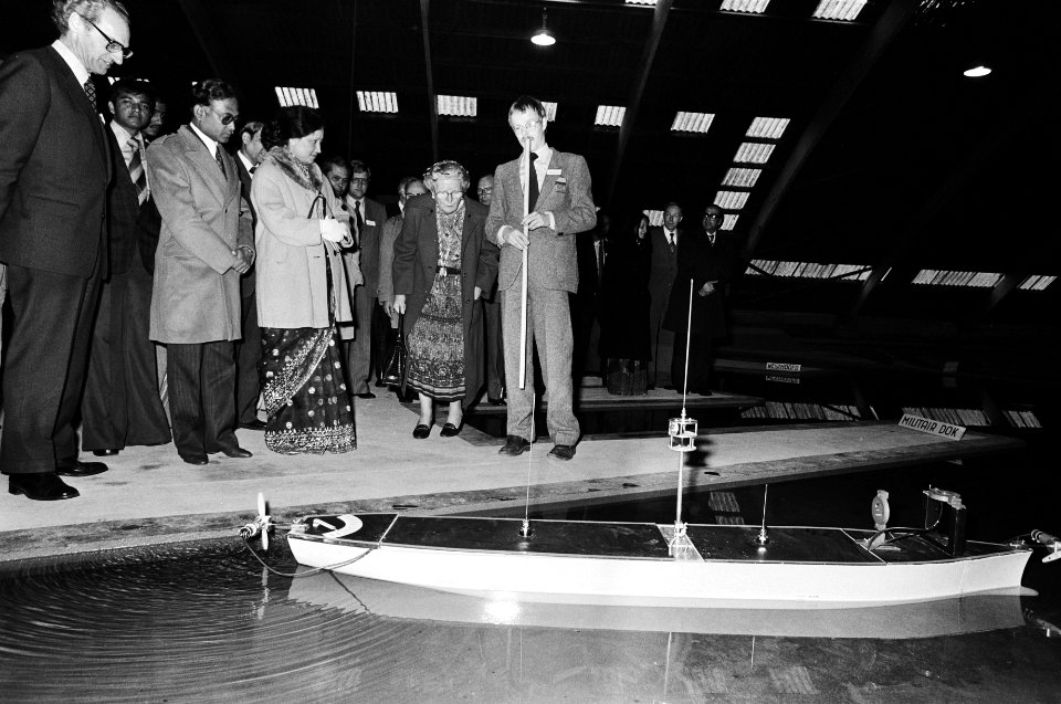 Ziaur Rahman en koningin Juliana in het Waterloopkundig Laboratorium in de Noord, Bestanddeelnr 930-2306