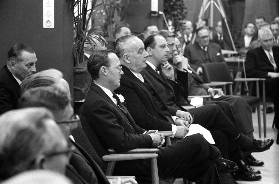 Zijne Koninklijke Hoogheid Prins Bernhard heeft het gebouw van de Centrale Kamer, Bestanddeelnr 914-7708