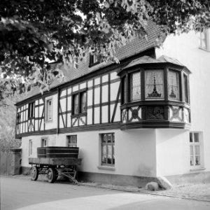 Zijaanzicht op het in de 17e eeuw als raadhuis gebouwde huis met de drie gevels, Bestanddeelnr 254-4117