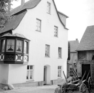 Zijaanzicht op het in de 17e eeuw als raadhuis gebouwde huis met de drie gevels, Bestanddeelnr 254-4120