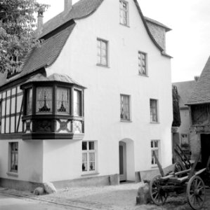 Zijaanzicht op het in de 17e eeuw als raadhuis gebouwde huis met de drie gevels, Bestanddeelnr 254-4118
