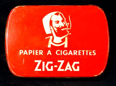 Zig-Zag papier a cigarettes tin (Cigarette rolling papers) photo
