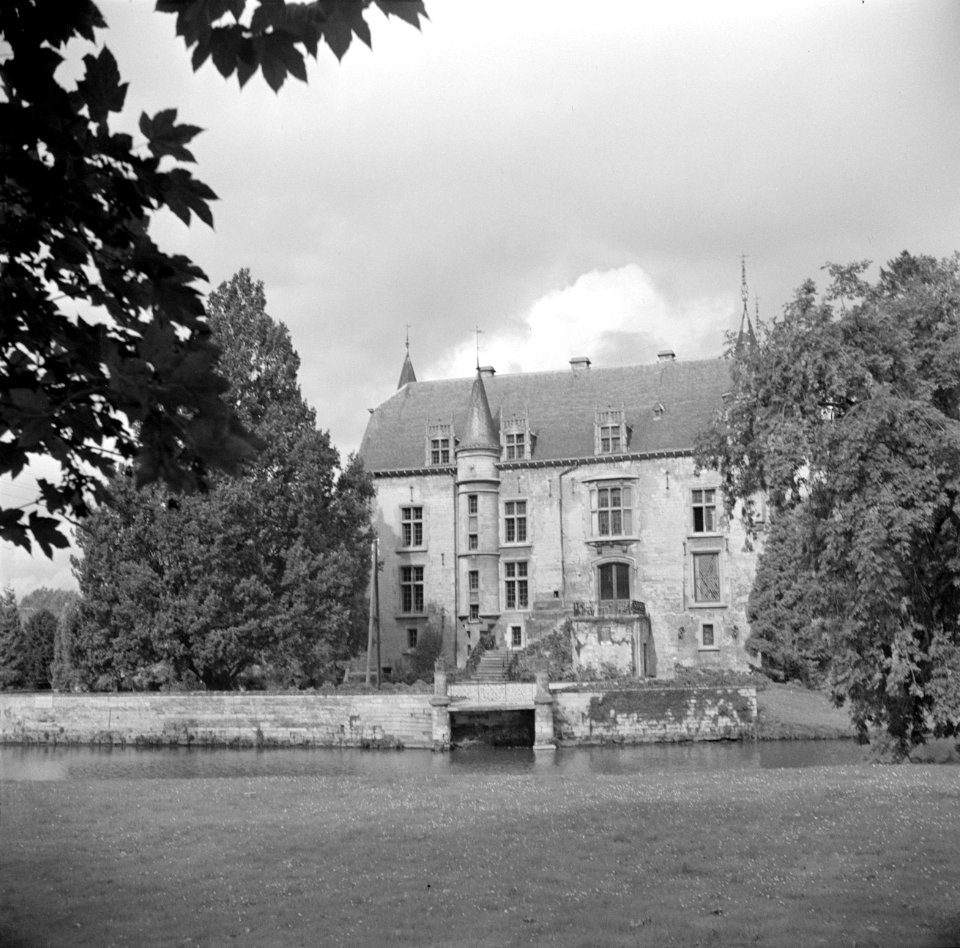 Zicht op een gevel van het kasteel en de gracht van kasteel Schaloen in Oud-Valk, Bestanddeelnr 252-0214