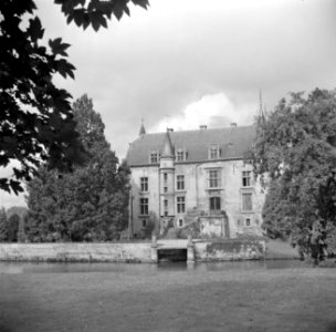Zicht op een gevel van het kasteel en de gracht van kasteel Schaloen in Oud-Valk, Bestanddeelnr 252-0214