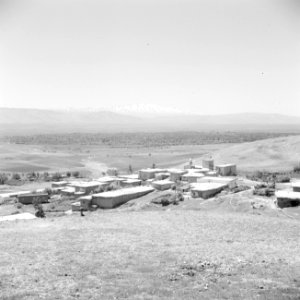 Zicht op een dorp in de Beka vallei van Libanon De berg Hermon aan de horizon, Bestanddeelnr 255-6164