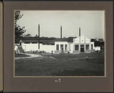 Zijaanzicht fabriek. De schoorsteen links is van het Perkin-drooghuis, de beide , Bestanddeelnr 807 03