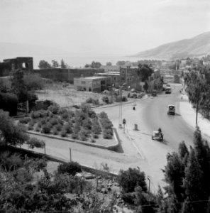 Zicht op een deel van de stad Tiberias met de omringende heuvels en met op de vo, Bestanddeelnr 255-4065