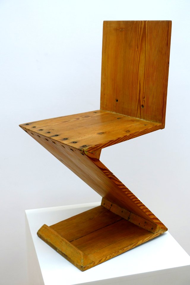 Zigzag chair, Gerrit Rietveid, 1934, spruce - Germanisches Nationalmuseum - Nuremberg, Germany - DSC02381