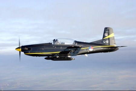 Zijaanzicht-van-pc-7-lesvliegtuig-in-de-lucht