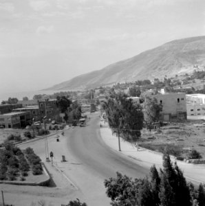 Zicht op een deel van de stad Tiberias met de omringende heuvels en met op de vo, Bestanddeelnr 255-4066
