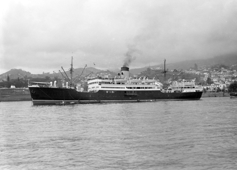 Zijaanzicht van een Portugees passagierschip, met rokende schoorsteen, in de hav, Bestanddeelnr 190-0589