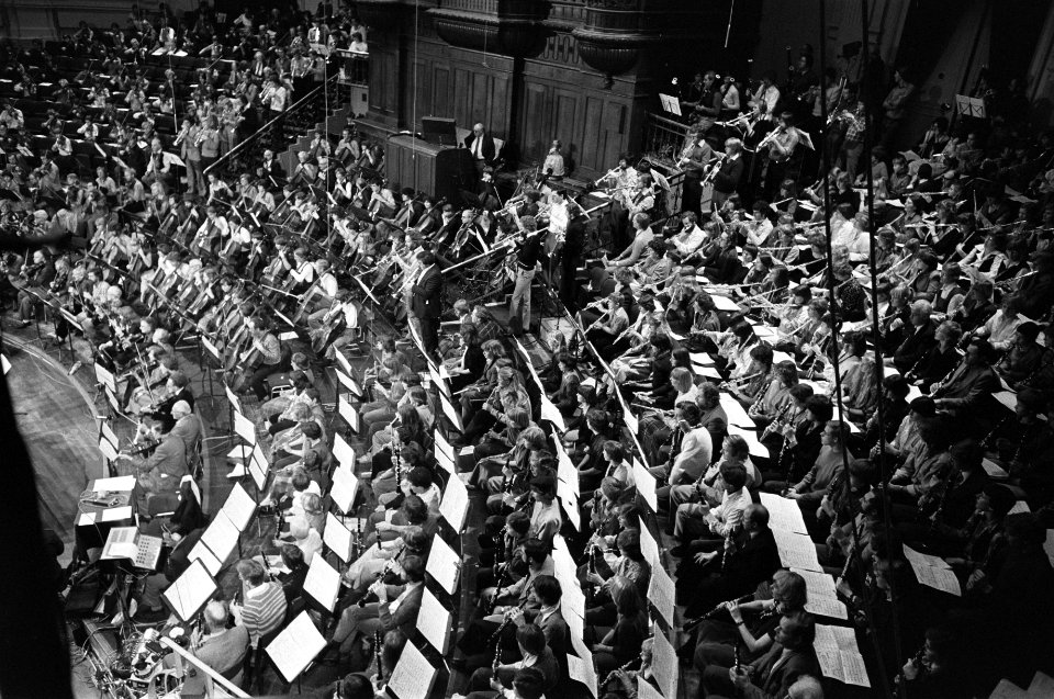 Zijaanzicht van het orkest op het volle podium van het Concertgebouw, Bestanddeelnr 930-5764