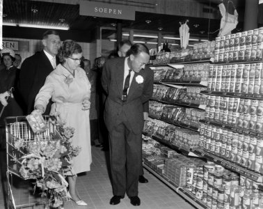 Zijne Koninklijke Hoogheid Prins Bernhard , winkelcentrum Grabbenhof te Dordre, Bestanddeelnr 916-3478