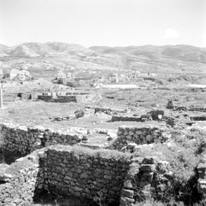 Zicht op een deel van Byblos vanaf de fortificatie van Byblos, Bestanddeelnr 255-6364
