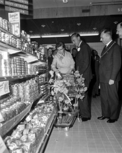Zijne Koninklijke Hoogheid Prins Bernhard , winkelcentrum Crabbenhof te Dordre, Bestanddeelnr 916-3483