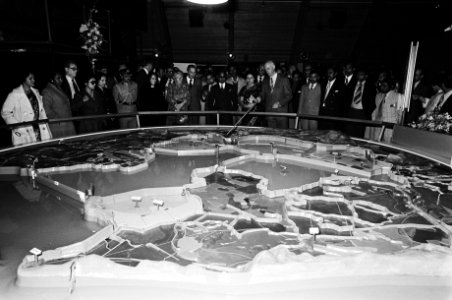 Ziaur Rahman en koningin Juliana in infocentrum Nieuw Land in Lelystad, Bestanddeelnr 930-2303