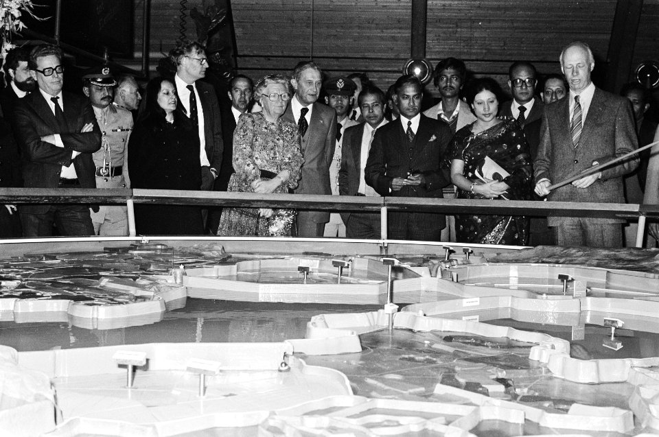 Ziaur Rahman en koningin Juliana in infocentrum Nieuw Land in Lelystad, Bestanddeelnr 930-2301