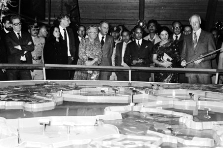 Ziaur Rahman en koningin Juliana in infocentrum Nieuw Land in Lelystad, Bestanddeelnr 930-2301