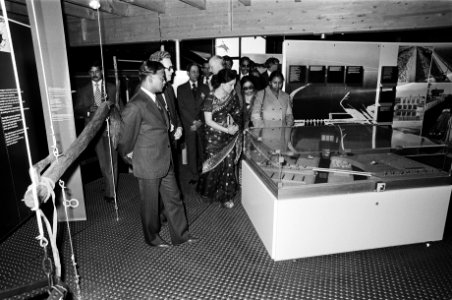 Ziaur Rahman en koningin Juliana in infocentrum Nieuw Land in Lelystad, Bestanddeelnr 930-2304