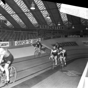 Zesdaagse wielrennen RAI Amsterdam, tweede dag. Koppel Post-Deloof in aktie, Bestanddeelnr 923-0705