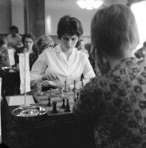 Zesde Danlon Dames Schaaktoernooi. Mejuffrouw Van der Zanden jongste deelneemste, Bestanddeelnr 913-0219