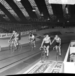Zesdaagse wielrennen RAI Amsterdam, tweede dag. Koppel Post-Deloof in aktie, Bestanddeelnr 923-0711