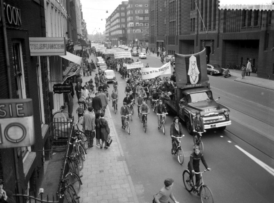 Zesde lustrum Vossius Gymnasium . Stoet in de Vijzelstraat, Bestanddeelnr 912-4080