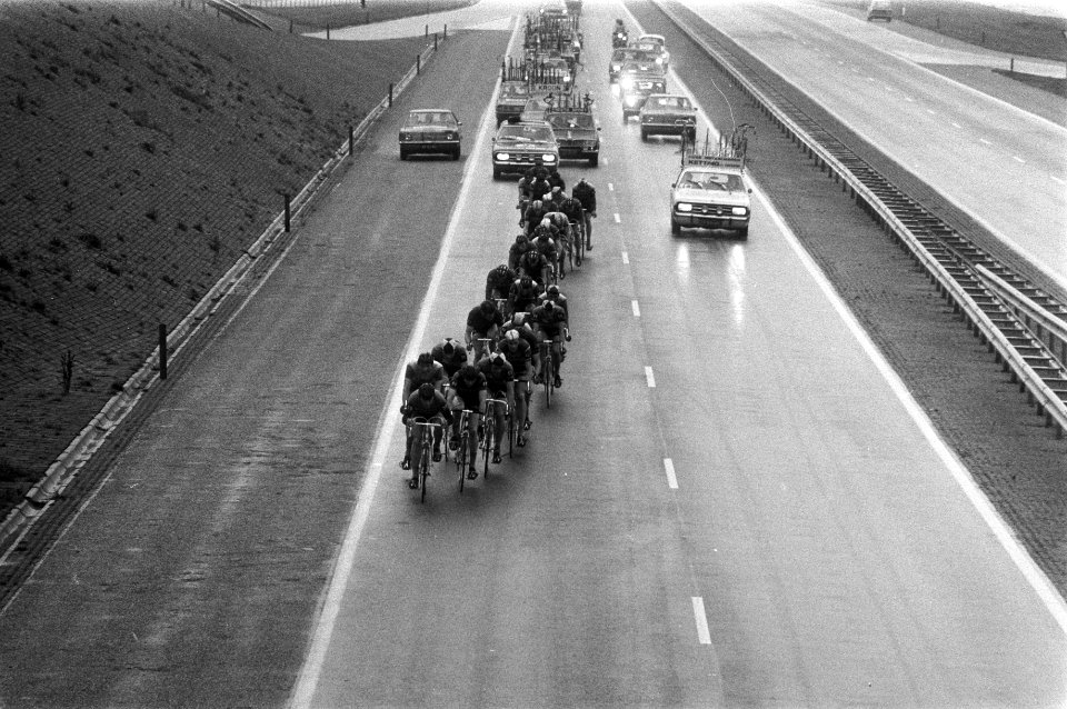 Zevenentwintig man tellende kopgroep op de Afsluitdijk, Bestanddeelnr 925-6025
