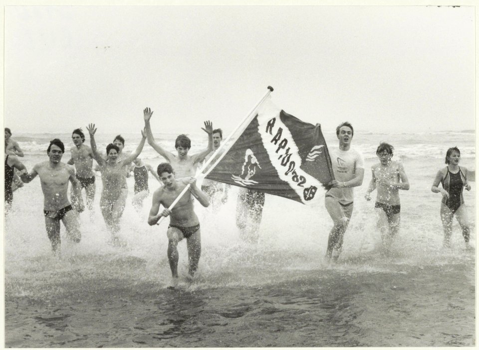 Zevenentwintigste nieuwjaarsduik in Zandvoort jmet leden van zwemvereniging Rapido '82., NL-HlmNHA 54023373