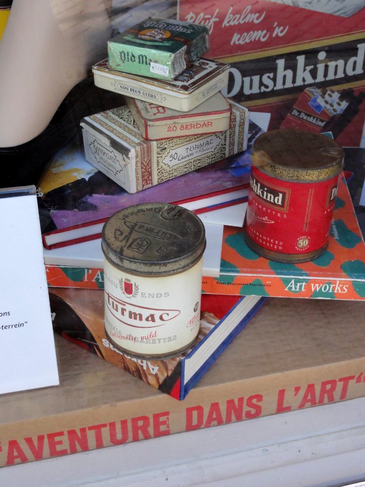 Zevenaar, etalage Liemers museum, gegroepeerde Turmac items