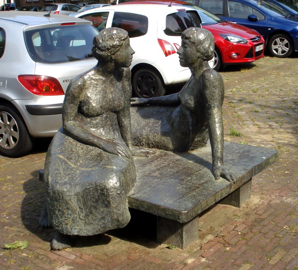 Zevenbergen kunstwerk pratende vrouwen