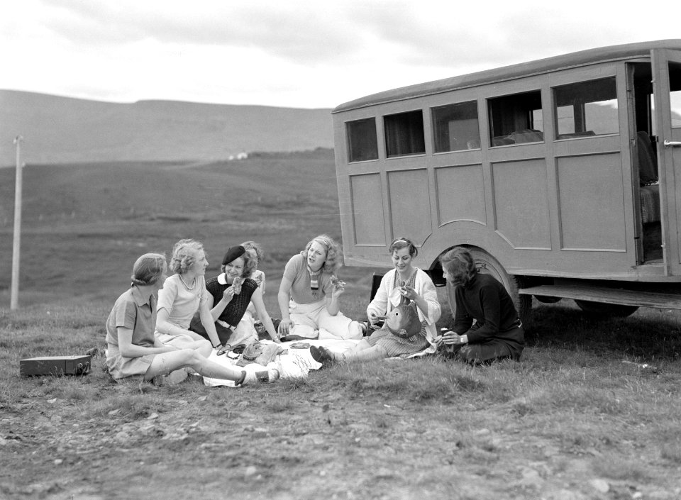 Zeven vriendinnen maken een uitstapje De picknick vlak bij de autobus met houte, Bestanddeelnr 190-0459