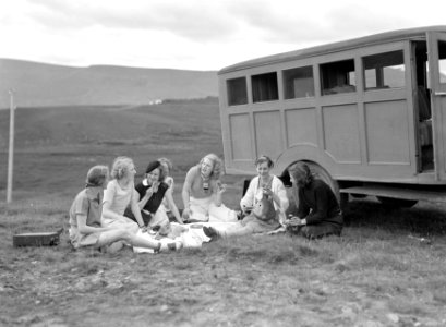 Zeven vriendinnen maken een uitstapje De picknick vlak bij de autobus met houte, Bestanddeelnr 190-0459