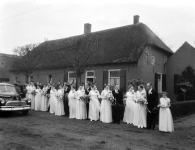 Zesvoudig huwelijk. Zusters en broers familie Bertens uit Enschot huwen met vijf, Bestanddeelnr 906-3140