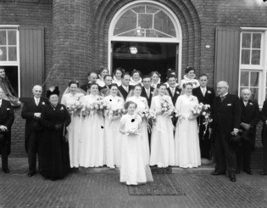 Zesvoudig huwelijk. Zusters en broers familie Bertens uit Enschot huwen met vijf, Bestanddeelnr 906-3138