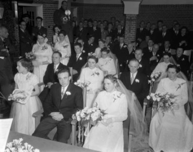 Zesvoudig huwelijk. Zusters en broers familie Bertens uit Enschot huwen met vijf, Bestanddeelnr 906-3134 photo